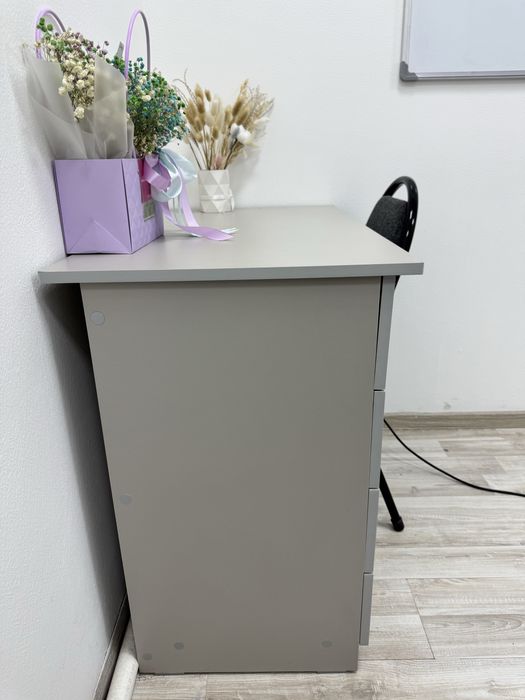 Рабочий стол с ключами для полки