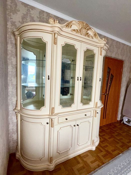 Продам сервант в гостиную