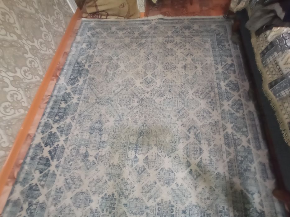 Палас б/у почти новыи