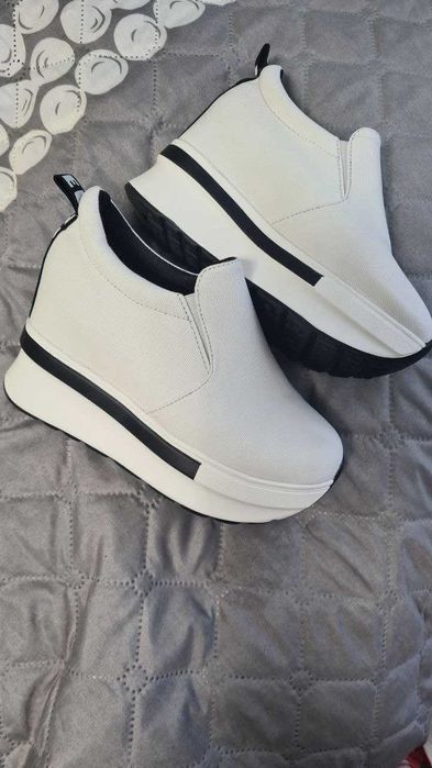 Леки пролетни бели маратонки на платформа