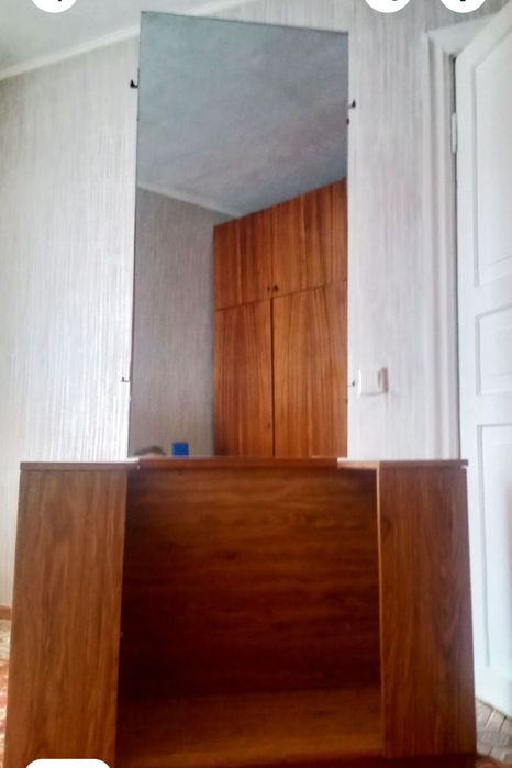 Продам зеркало в тумбе б/у