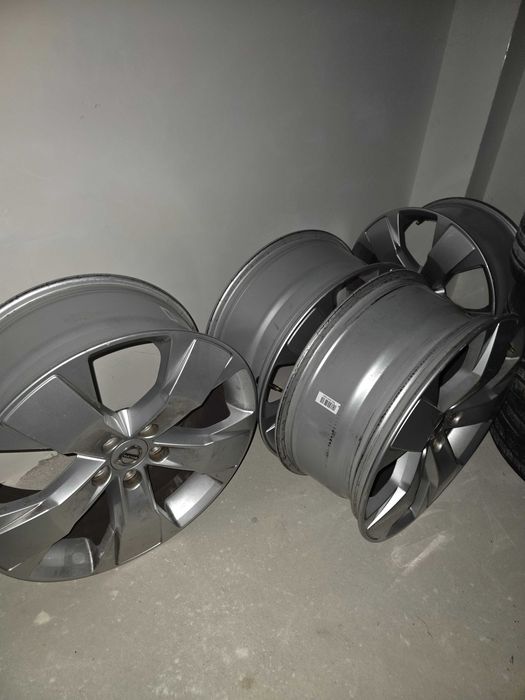 Гуми и джанти в перфектно състояние!Джантите нямат драскотина.