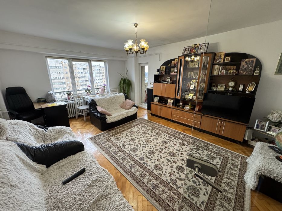 Vand apartament cu 3 camere decomandat