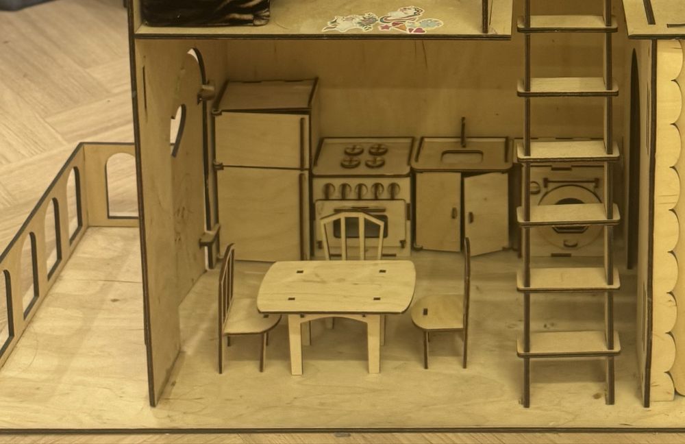 Деревянный домик для кукол