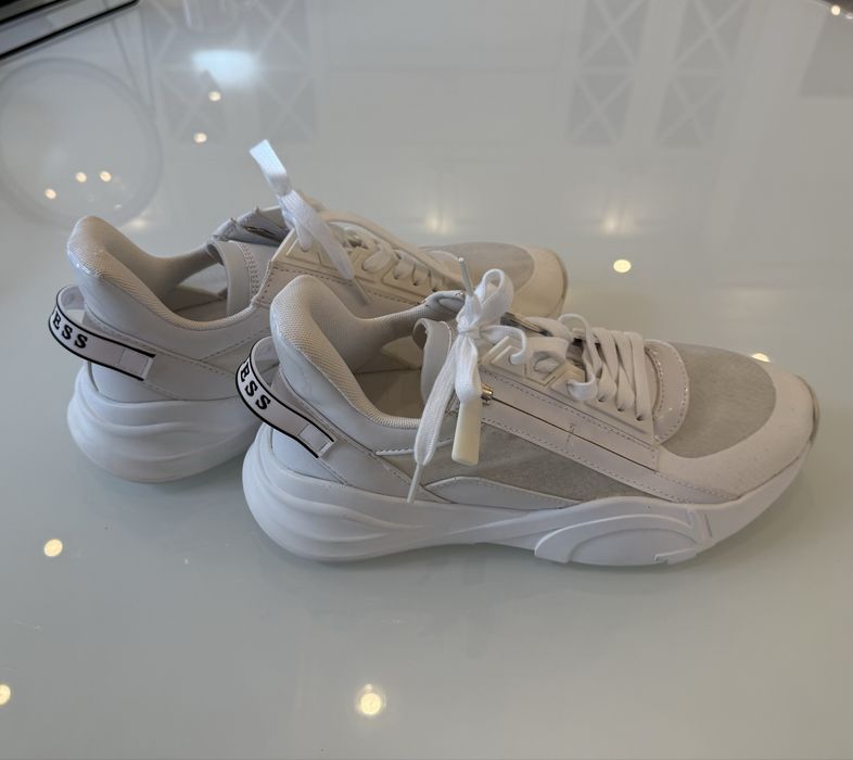 Продам кроссовки Guess