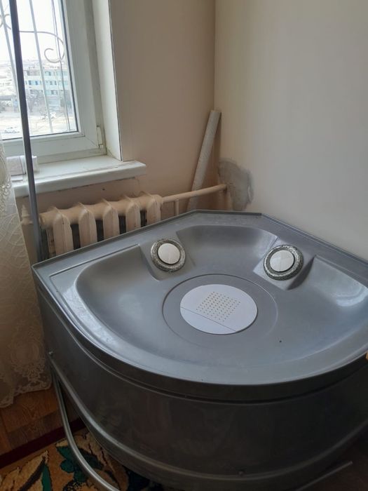 Телевизор и душевая кабина