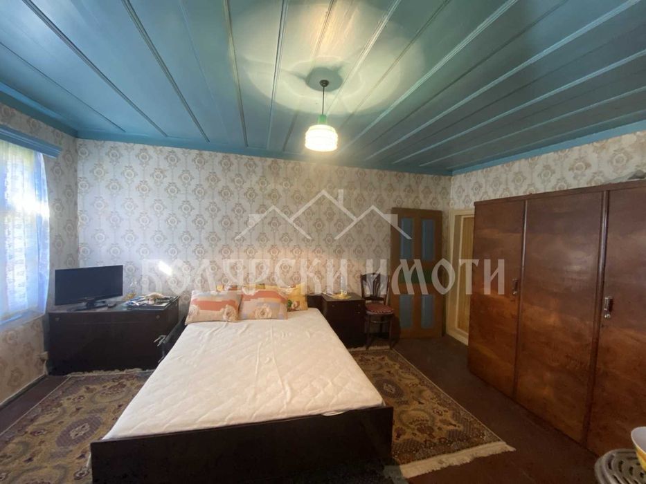 Двуетажна къща с дворно място в с. Ресен