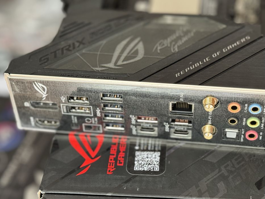 Placa de baza+ procesor(i7 13700k+ Asus Z690-F Strix)