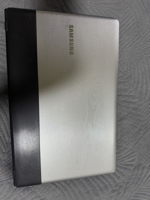 Ноутбук самсунг.