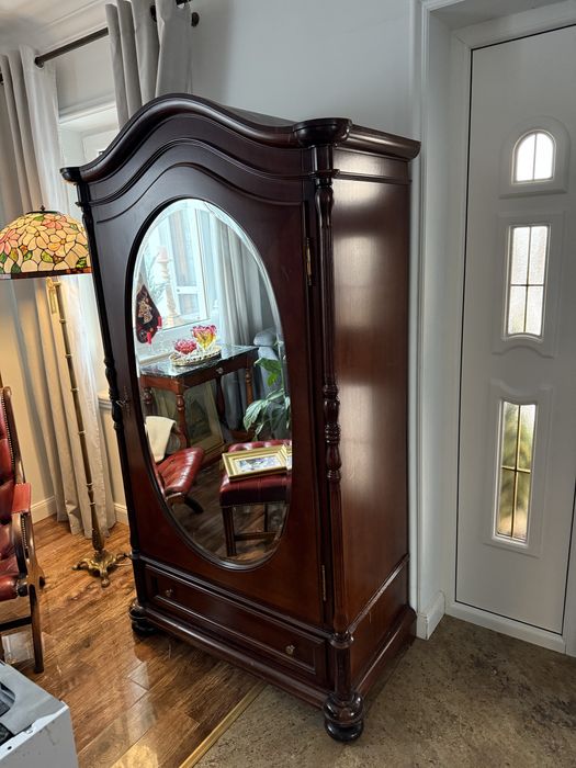 Dulap din lemn masiv cu oglinda din cristal