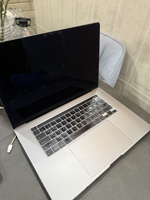 MacBook Pro 16” 2019 • Core i9 • 16 GB • SSD 1 TB