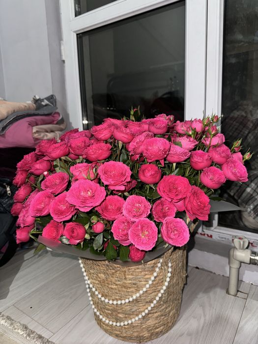 Кустовые спрей розы (в корзине)