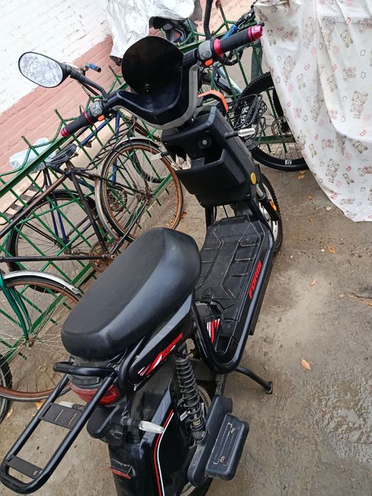 skuter sotiladi.Hali yangi koʻp ishlatilmagan