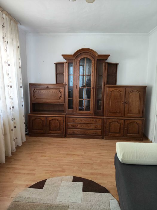 Închiriez garsonieră .