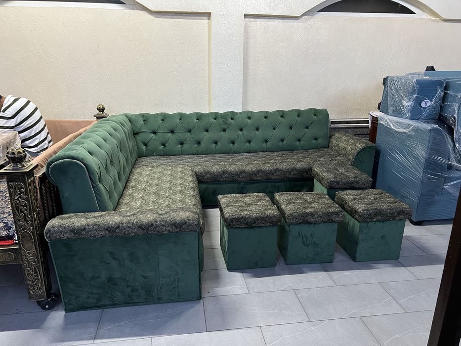 Уголок диван с 4 пуфиками зеленого цвета