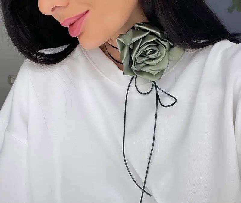 Луксозни чокъри с  рози в различни цветове