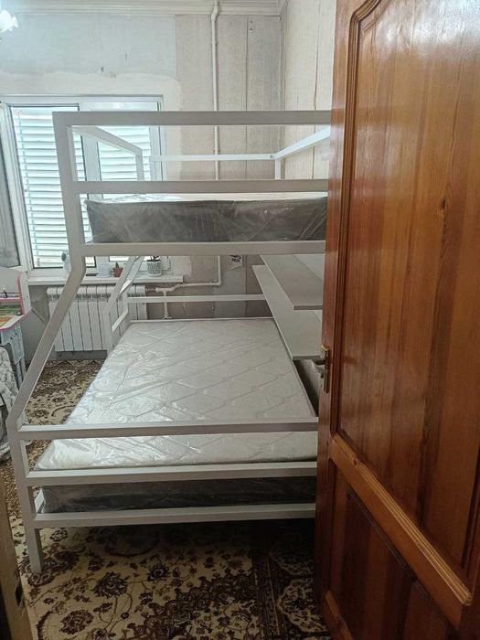 СРОЧНО  Двухъярусная кровать с анатомическими матрасами.