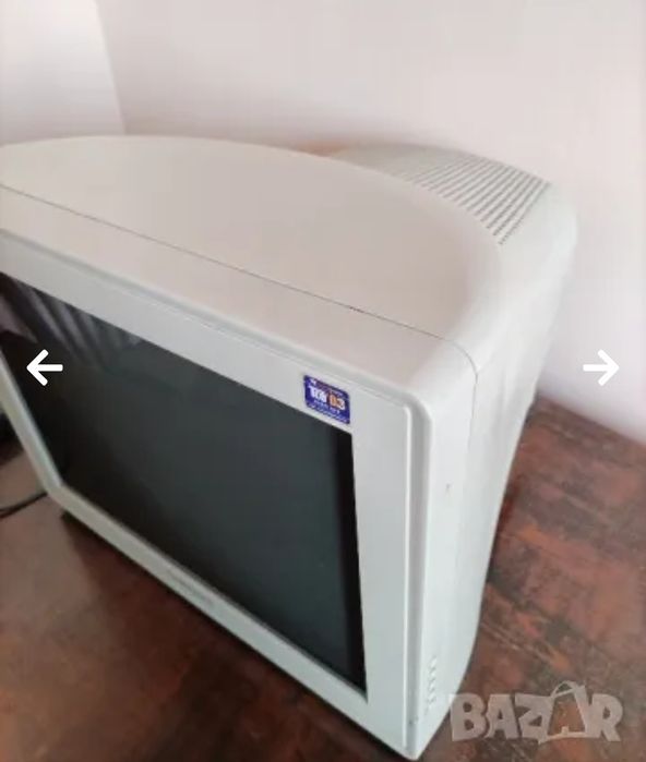 Стар компютър и монитор.