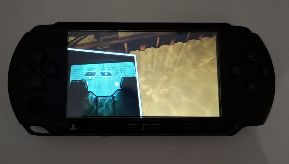 PSP Sony E1004 funtional + modat + jocuri incluse
