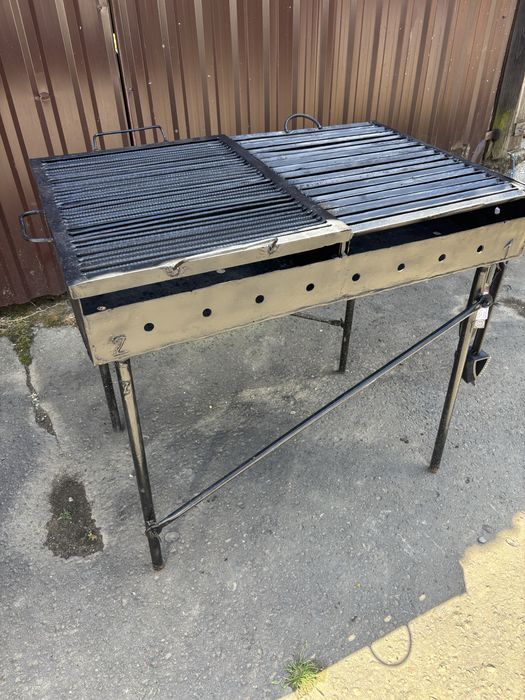 Grătar metalic – ideal pentru picnicuri și grătare în aer liber