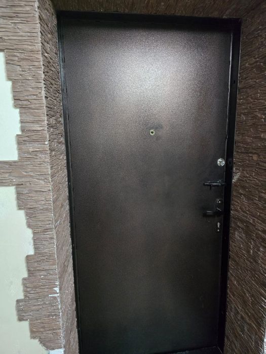 Продам входную металическую дверь