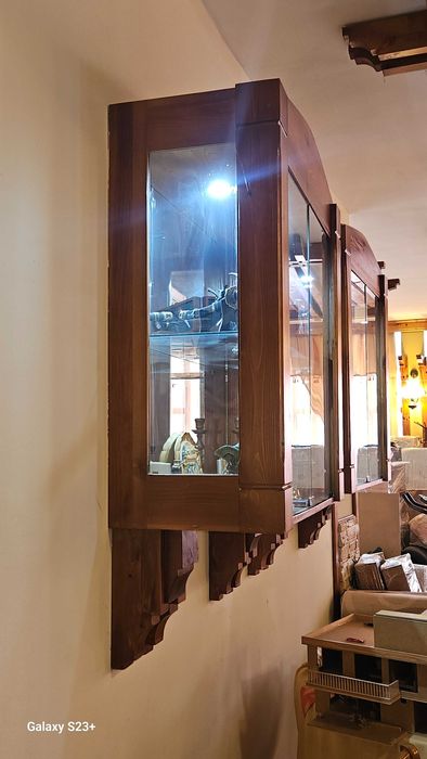 Масивен дървен шкаф - витрина