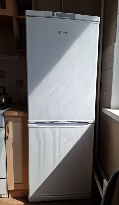 Холодильник "INDESIT" б/у полгода