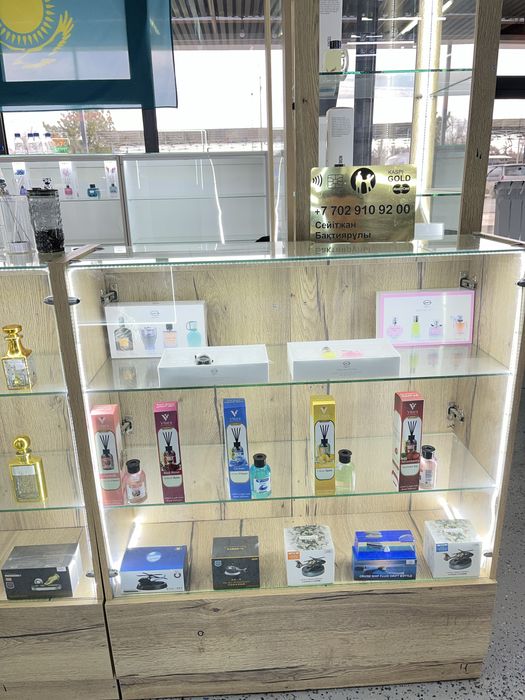 Витрина мебел для парфюм и аксессуарами