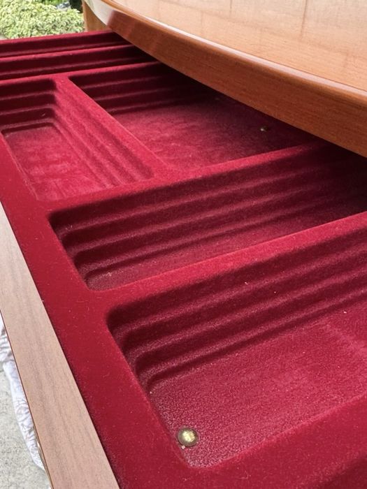 Шкаф из вишневого дерево