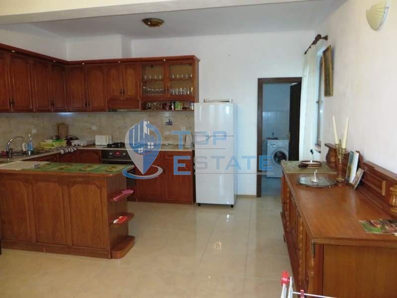 Новопостроена масивна къща в Тревненския балкан