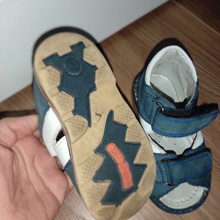 Детскую обувь для первых шагов