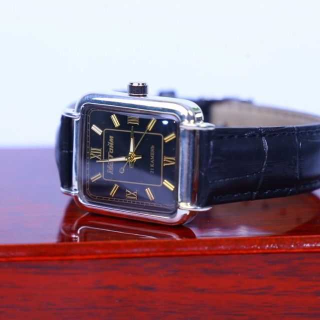 Серебряные часы.