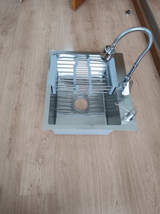 Кухонная мойка со смесителем