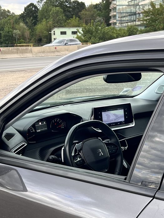 Vand Peugeot 2008 , 1.2 benzina, 2021