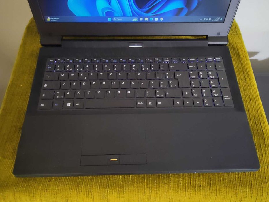 Laptop Clevo N350DW procesor intel i5 6500T, SSD 256Gb, ram 8 GB