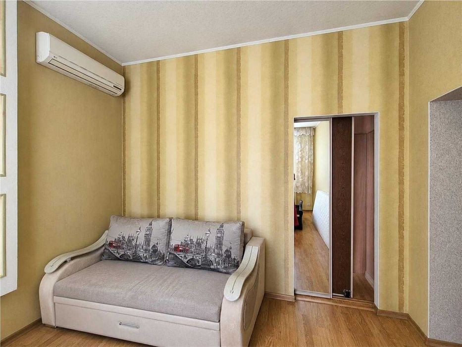 Продам два 2 эт коттеджа в центре города.