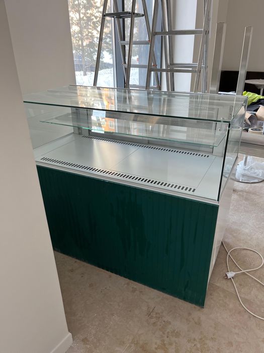 Продается витрина для выпечки и десертов