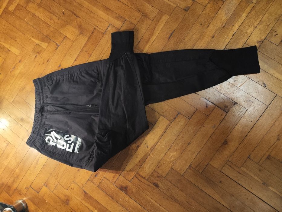 Два панталона на Pause