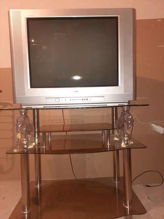 Телевизор с подставкой