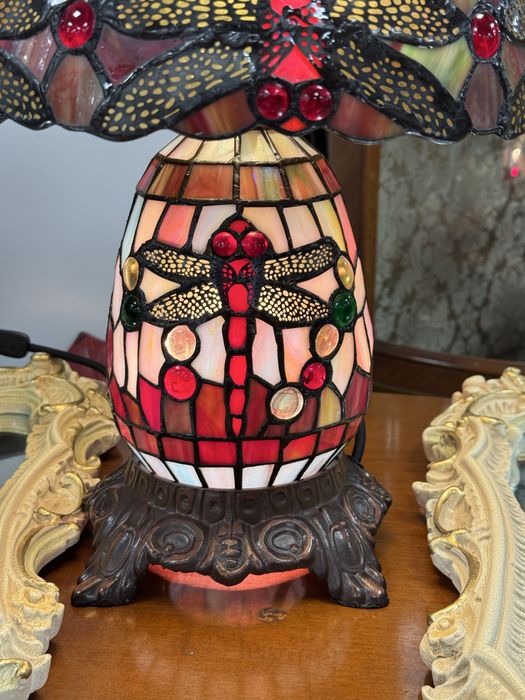 Lampa deosebita stil tiffany cu bec in picior