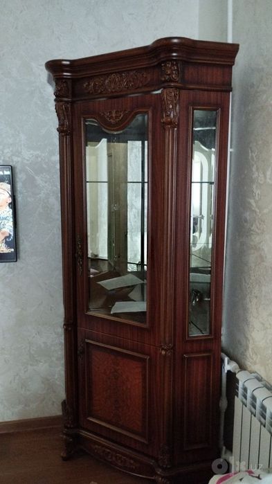 Угловой сервант-витрина