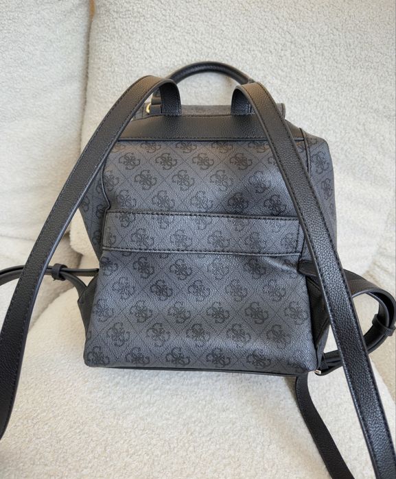 Дамска раница GUESS