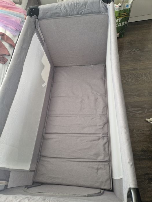 Patut pliabil Caretero, cu saltea, cearceafuri incluse