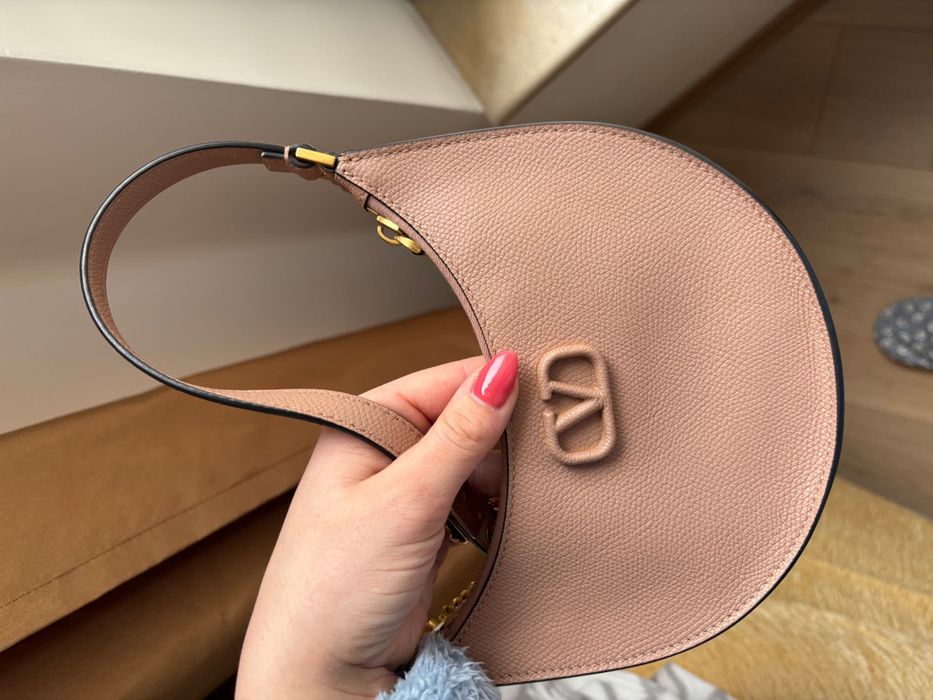 Valentino Garavani mini VLogo Signature Hobo bag ЧАНТА