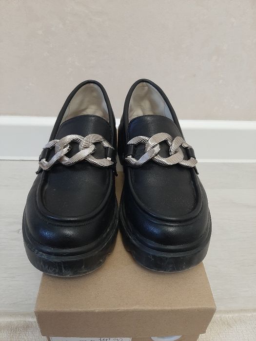 Продаётся детская обувь.