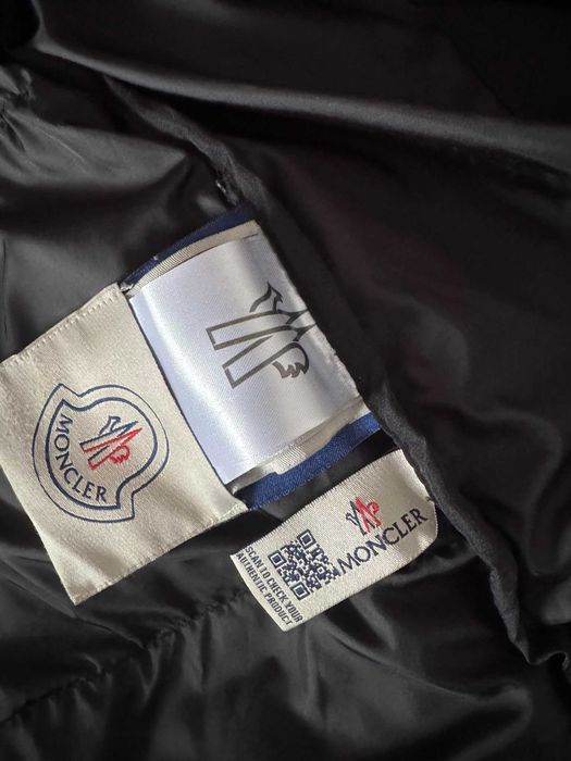 Vând geaca Moncler de bărbați