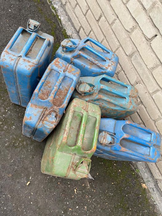 Продам канистры бензиновые