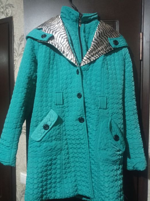 Продам пальто на девочку лет 10-11