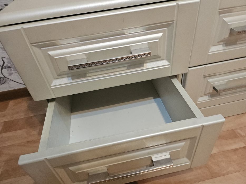 Продам шкаф с комодом и тумбочками