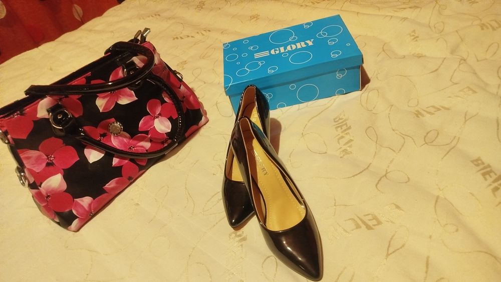 Продавам комплект чисто нови рокля с обувки и чанта 
* цикламена рокля